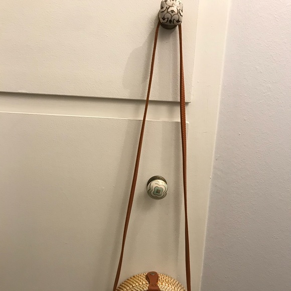 Round rattan wicker bag w/ batik pattern inside - Picture 2 of 4